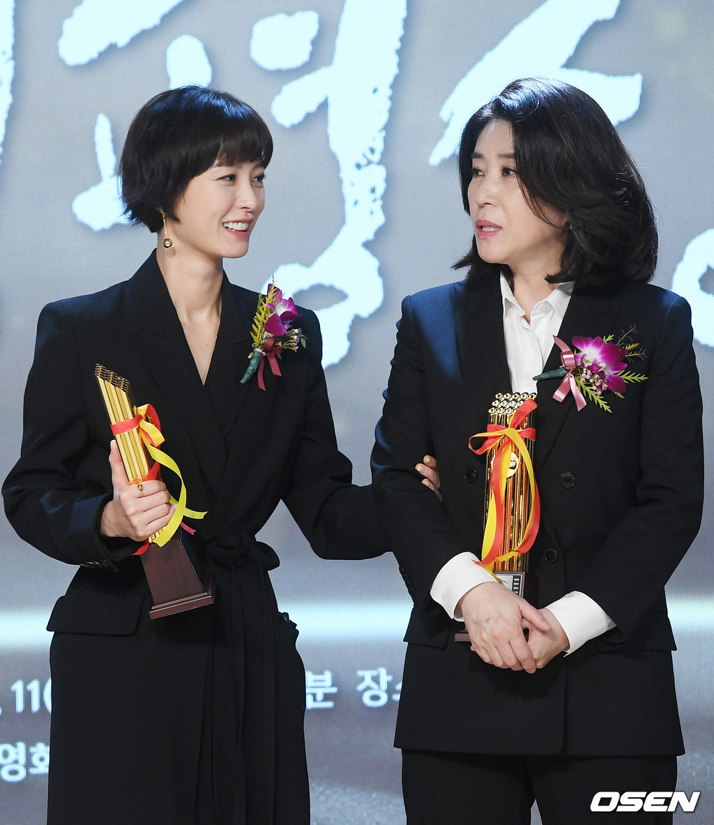 무대 위에서  여우주연상을 수상한 배우 정유미와 여우조연상을 수상한 김미경이 즐겁게 얘기를 나누고 있다. / rumi@osen.co.kr