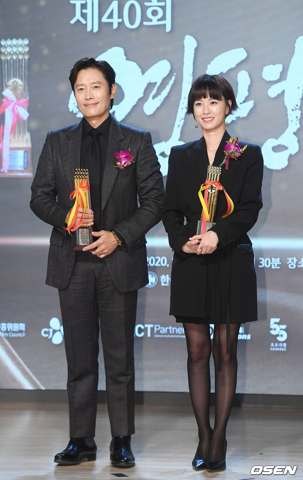 남녀 주연상을 수상한 배우 이병헌과 정유미가 무대 위에서 포즈를 취하고 있다.  / rumi@osen.co.kr