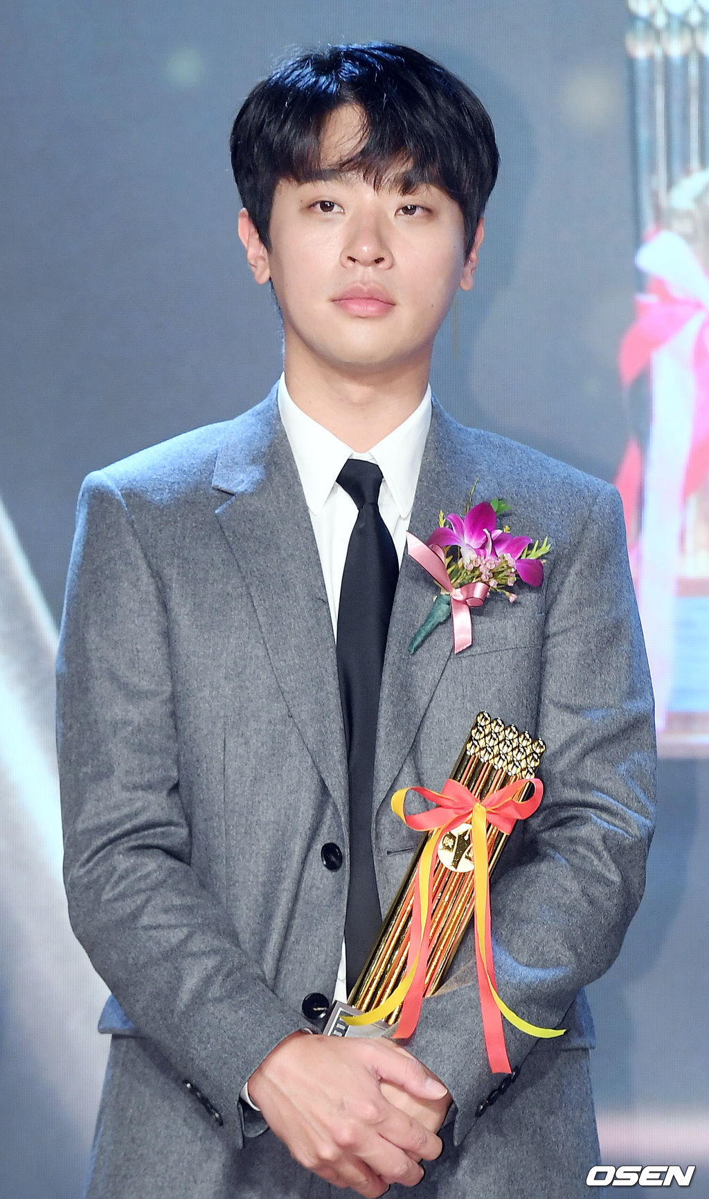 남우조연상을 수상한 배우 박정민이 무대 위에서 포즈를 취하고 있다. / rumi@osen.co.kr