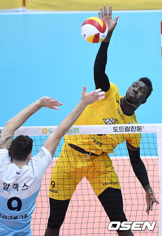 2세트 KB손해보험 케이타가 스파이크를 때리고 있다. / youngrae@osen.co.kr