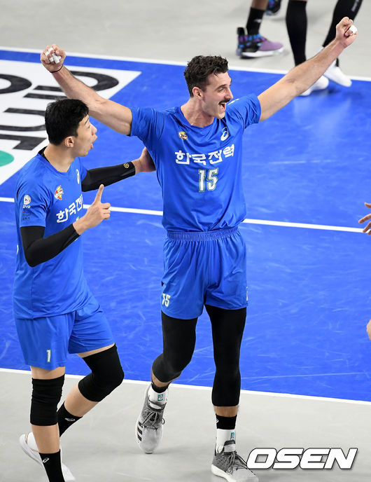 2일 오후 천안 유관순체육관에서 ‘도드람 2020-2021 V리그’ 남자부 현대캐피탈과 한국전력의 경기가 열렸다.1세트 한국전력 러셀이 득점에 기뻐하고 있다./ksl0919@osen.co.kr