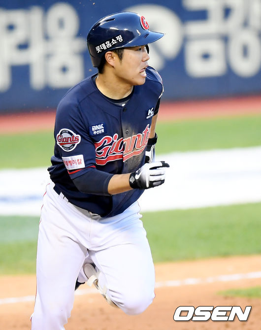 7회초 2사 1,2루 롯데 신본기가 추격의 중전 1타점 적시타를 때려내고 있다. /cej@osen.co.kr