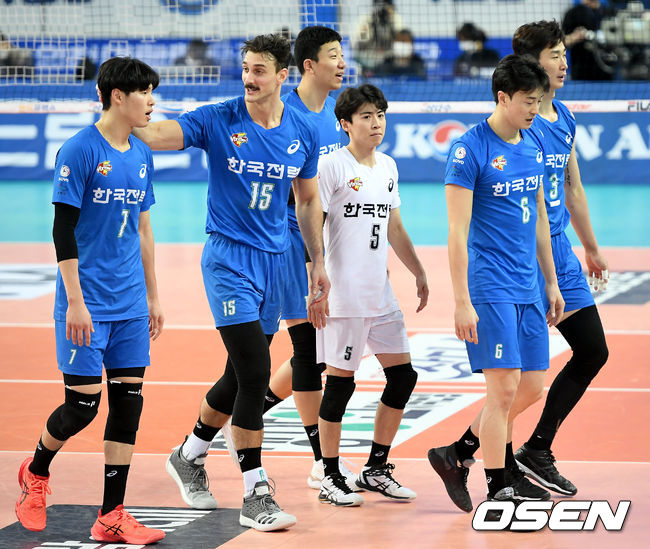 6일 오후 인천 계양체육관에서 '도드람 2020-2021 V리그' 남자부 대한항공과 한국전력의 경기가 열렸다.4세트 한국전력 선수들이 득점에 기뻐하고 있다./ksl0919@osen.co.kr