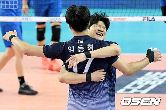 대한항공이 2라운드에서 패했던 상대 한국전력을 다시 만나 설욕에 성공했다.대한항공은 6일 인천 계양체육관에서 열린 도드람 2020~2021 V-리그 남자부 3라운드 한국전력과 홈경기에서 세트 스코어 3-1(27-29, 25-17, 25-21, 20-25, 15-11)로 승리했다.5세트 대한항공 정지석과 임동혁이 득점에 기뻐하고 있다./ksl0919@osen.co.kr