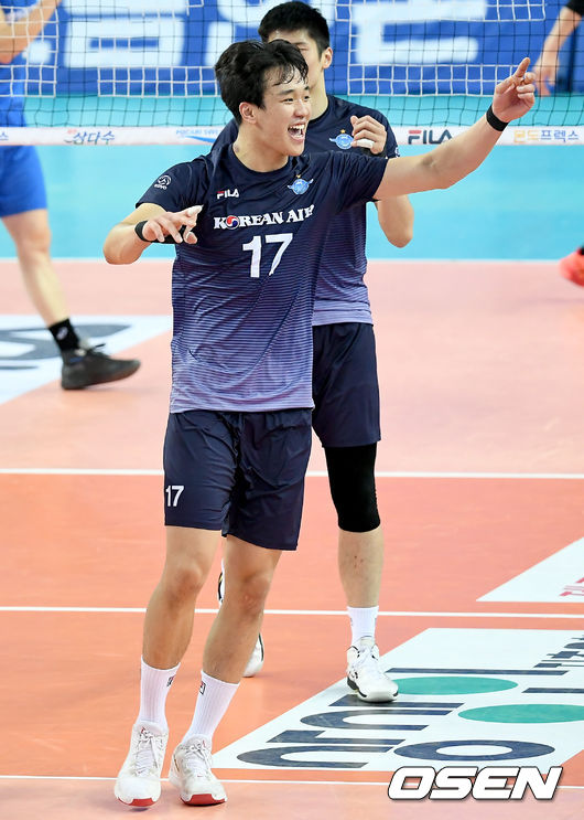 대한항공이 2라운드에서 패했던 상대 한국전력을 다시 만나 설욕에 성공했다.대한항공은 6일 인천 계양체육관에서 열린 도드람 2020~2021 V-리그 남자부 3라운드 한국전력과 홈경기에서 세트 스코어 3-1(27-29, 25-17, 25-21, 20-25, 15-11)로 승리했다.5세트 대한항공 임동혁이 득점에 기뻐하고 있다./ksl0919@osen.co.kr
