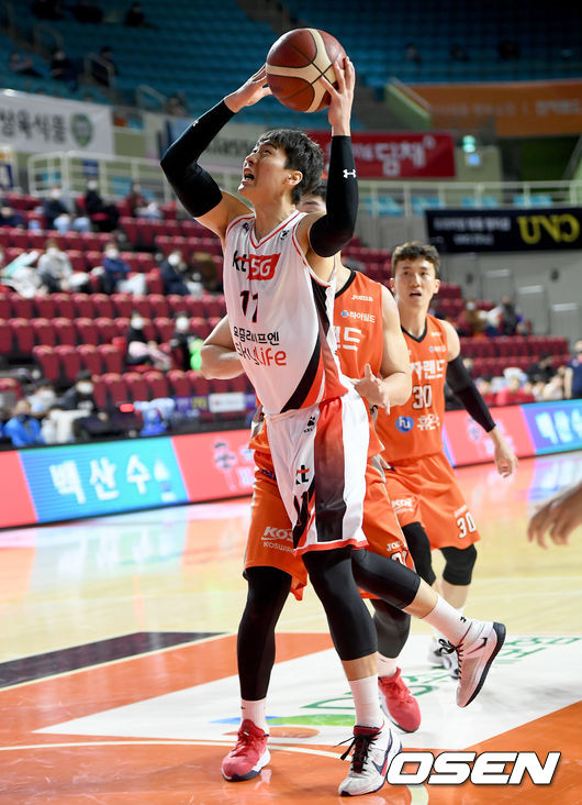 6일 오후 인천 삼산월드체육관에서 ‘2020-2021 현대모비스 KBL’ 인천 전자랜드와 부산 KT의 경기가 열렸다.2쿼터 KT 양홍석이 골밑슛을 하고 있다./ksl0919@osen.co.kr