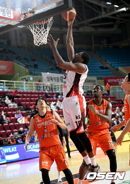 6일 오후 인천 삼산월드체육관에서 ‘2020-2021 현대모비스 KBL’ 인천 전자랜드와 부산 KT의 경기가 열렸다.2쿼터 KT 브랜든 브라운이 골밑슛을 하고 있다./ksl0919@osen.co.kr