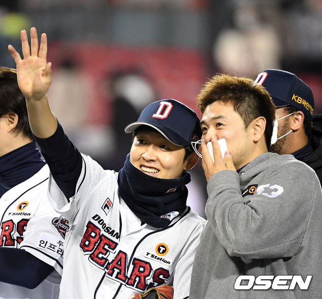 경기를 마치고 두산 정수빈, 최주환이 승리를 기뻐하고 있다.  /jpnews@osen.co.kr