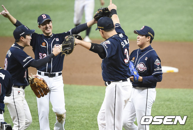 경기종료 후 두산 선수들이 승리 지켜낸 김민규와 기뻐하고 있다. / soul1014@osen.co.kr