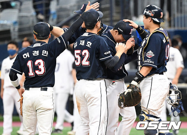 두산은 18일 서울 고척스카이돔에서 열린 ‘2020 신한은행 SOL KBO리그’ 포스트시즌 NC 다이노스와의 한국시리즈 2차전에서 5-4로 승리했다.경기 종료 후 두산 선수들이 승리의 기쁨을 나누고 있다. /sunday@osen.co.kr