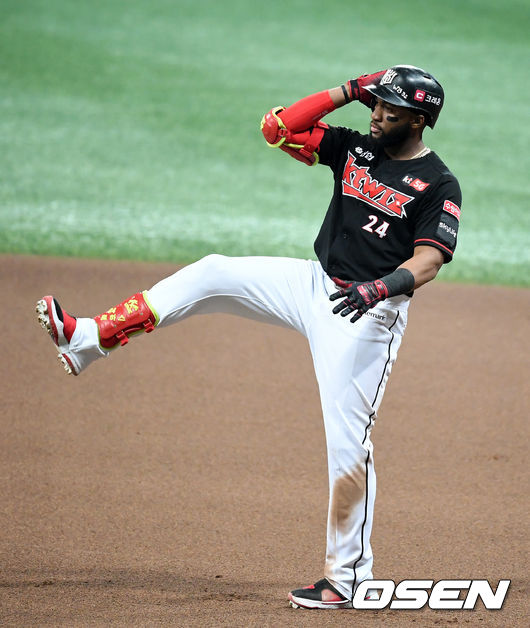 8회초 2사 1루에서 KT 로하스가 중전안타를 기뻐하고 있다. /jpnews@osen.co.kr