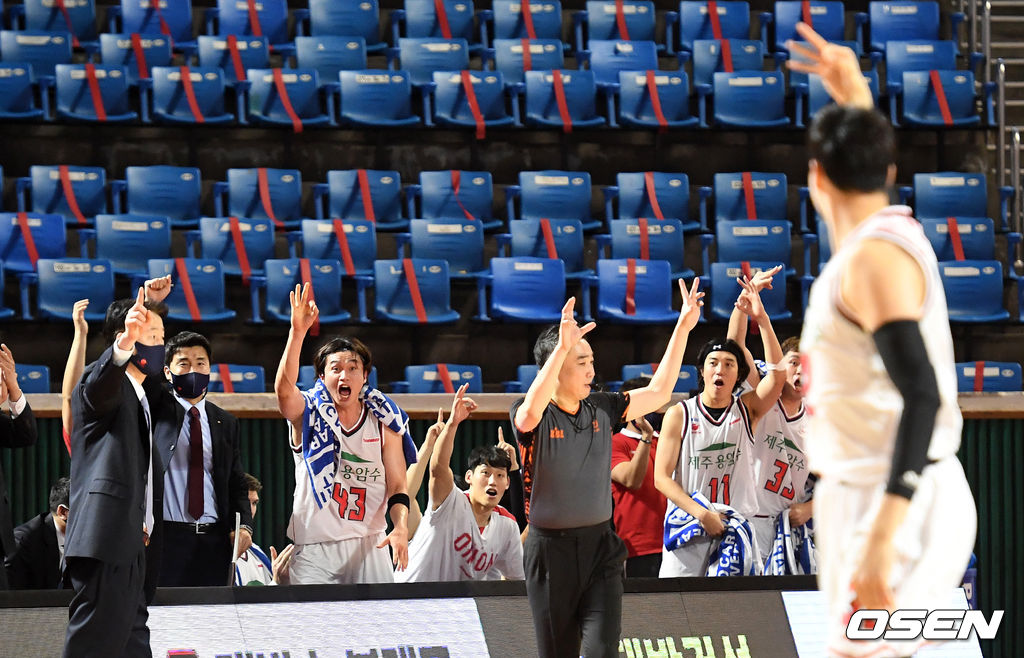이종현 데뷔 첫 3점슛에 열광하는 오리온 강을준 감독과 선수들. /jpnews@osen.co.kr