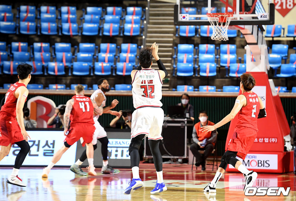 이종현이 3쿼터 종료 33초전, 공격 제한 시간에 쫓겨 급하게 3점슛을 던지고 있다. /jpnews@osen.co.kr