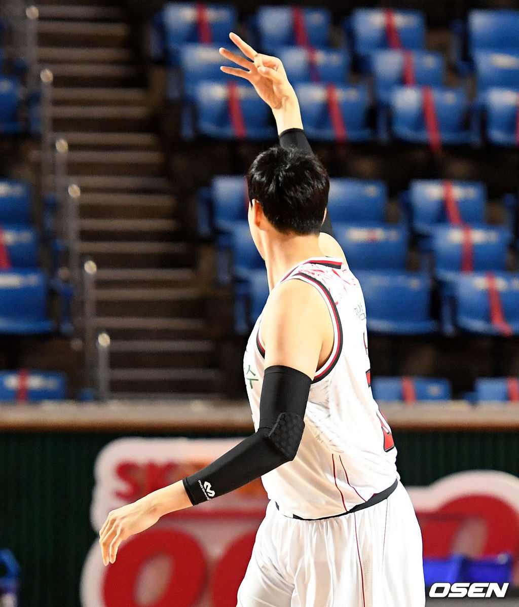 이종현이 데뷔 첫 3점슛을 성공시키며 세리머니를 하고 있다. /jpnews@osen.co.kr