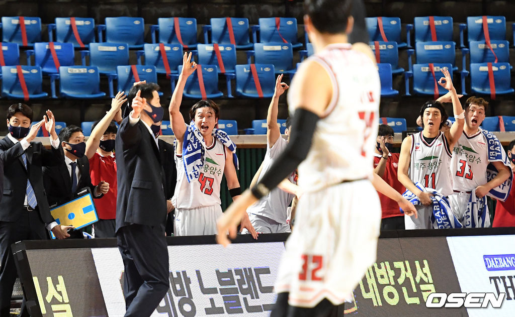 이종현 데뷔 첫 3점슛에 놀라는 이대성, 허일영, 이승현. /jpnews@osen.co.kr