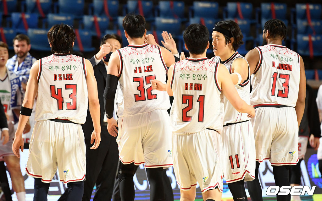 2쿼터 작전타임. 이종현이 벤치로 향하며 강을준 감독과 하이파이브를 하고 있다. /jpnews@osen.co.kr