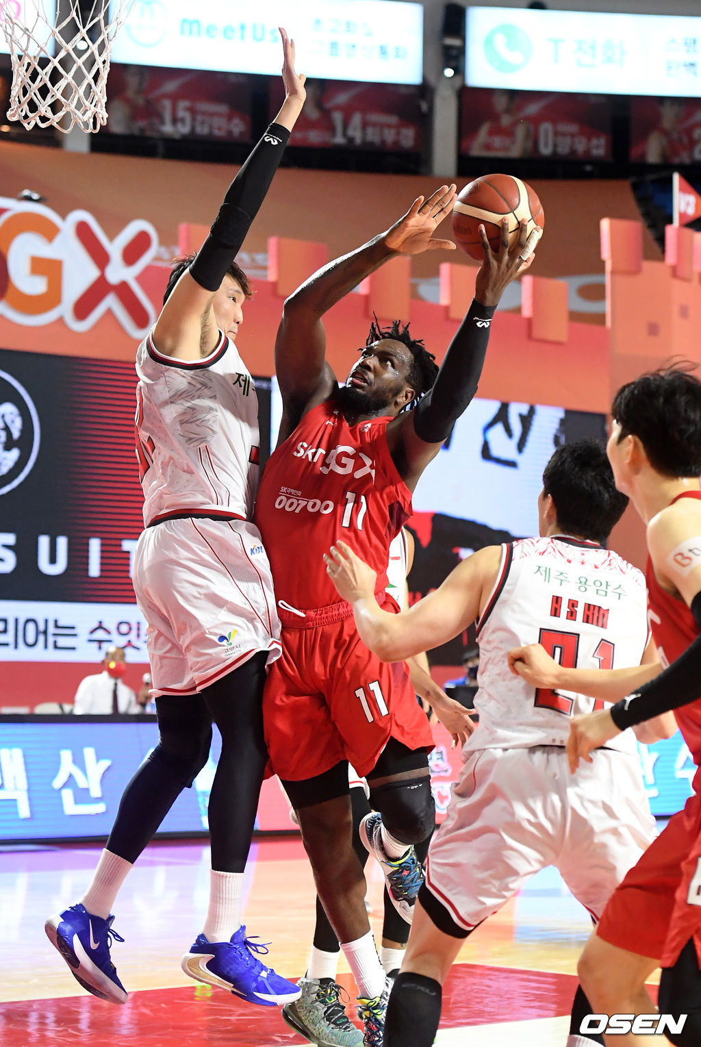 이종현이 SK 자밀 워니를 수비하고 있다. /jpnews@osen.co.kr