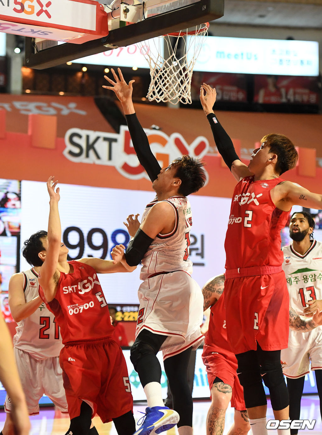 이종현이 SK 김선형, 최준용의 수비를 피해 슛을 시도하고 있다. /jpnews@osen.co.kr