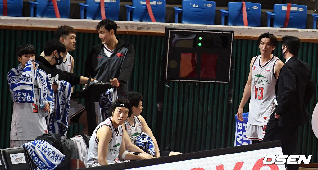 4쿼터 승부가 기울자 오리온 주축 선수들이 교체돼 휴식을 취하고 있다. /jpnews@osen.co.kr