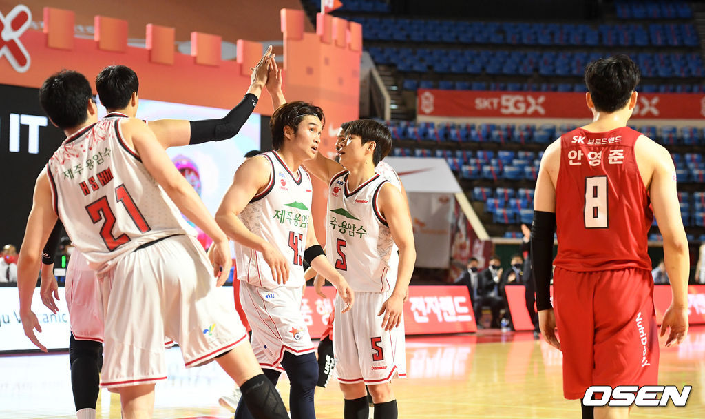 4쿼터 이종현이 수비에 성공하며 동료선수들과 하이파이브를 하고 있다. /jpnews@osen.co.kr
