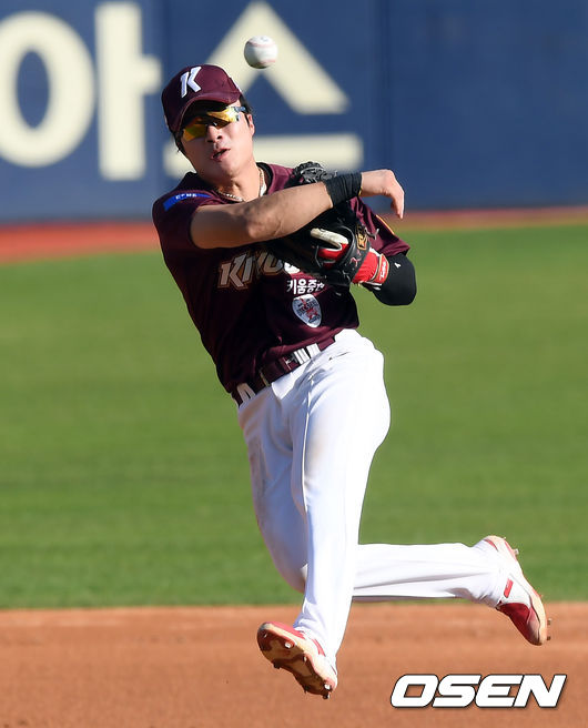 27일 오후 서울 송파구 잠실야구장에서 ‘2020 신한은행 SOL KBO리그’ 두산 베어스와 키움 히어로즈의 더블헤더 1차전 경기가 열렸다.7회말 1사 키움 유격수 김하성이 두산 허경민의 투수 맞고 굴절된 타구를 송구해봤지만 내야안타로 기록 됐다.  /cej@osen.co.kr