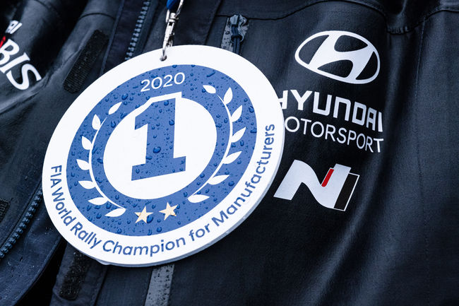 2020 WRC 제조사 종합우승을 나타내는 표식.