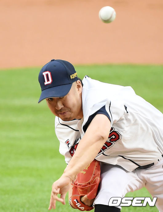 18일 서울 송파구 잠실야구장에서 ‘2020 신한은행 SOL KBO리그’ 두산 베어스와 삼성 라이온즈의 경기가 열렸다.1회초 마운드에 오른 두산 선발 유희관이 공을 뿌리고 있다. /cej@osen.co.kr