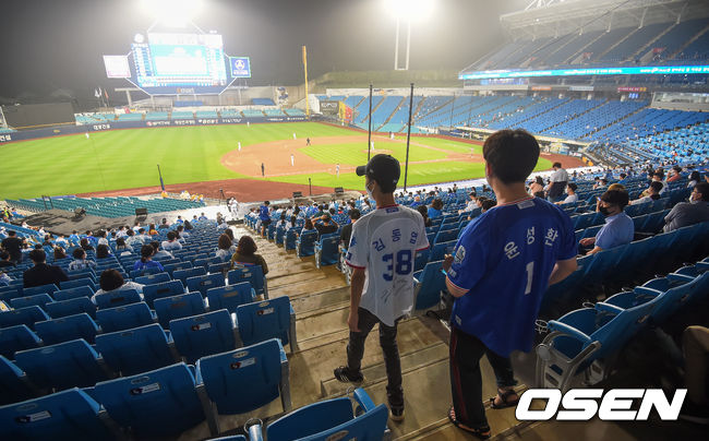 29일 오후 대구 삼성라이온즈파크에서 '2020 신한은행 SOL KBO리그' 삼성 라이온즈와 한화 이글스의 경기가 열렸다.야구팬들이 경기장에 입장하고 있다. /youngrae@osen.co.kr