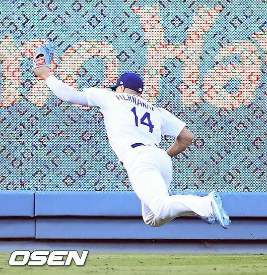 2회초 워싱턴 선두타자 소토의 안타성 타구를 다저스 에르난데스 좌익수가 호수비 펼치며 잡아내고 있다. /soul1014@osen.co.kr