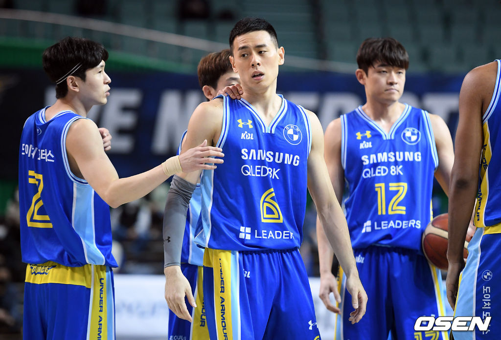 이관희(32, 삼성)가 KCC에게 비수를 꽂았다. 서울 삼성은 ‘2020-2021 현대모비스 프로농구 2라운드’에서 전주 KCC를 83-79로 이겼다. 삼성(8승 9패)은 KT와 공동 7위로 도약했다. KCC(10승 6패)는 SK와 공동 1위로 하락했다.  3쿼터 삼성 이관희가 KCC 이정현과 충돌 후 화를 감추지 못하고 있다. /cej@osen.co.kr