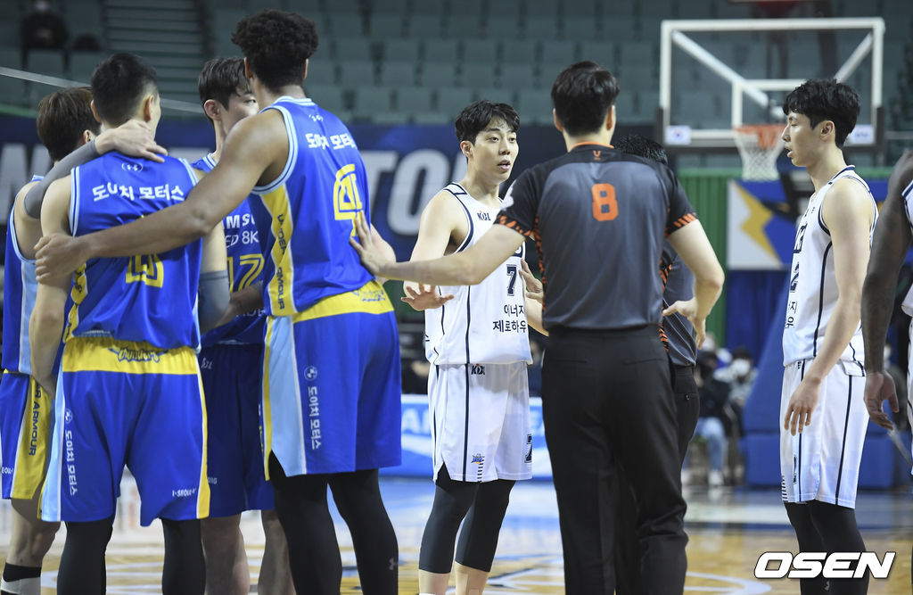 삼성-KCC 양팀 선수들이 이관희와 이정현 충돌을 막아서고 있다. /cej@osen.co.kr