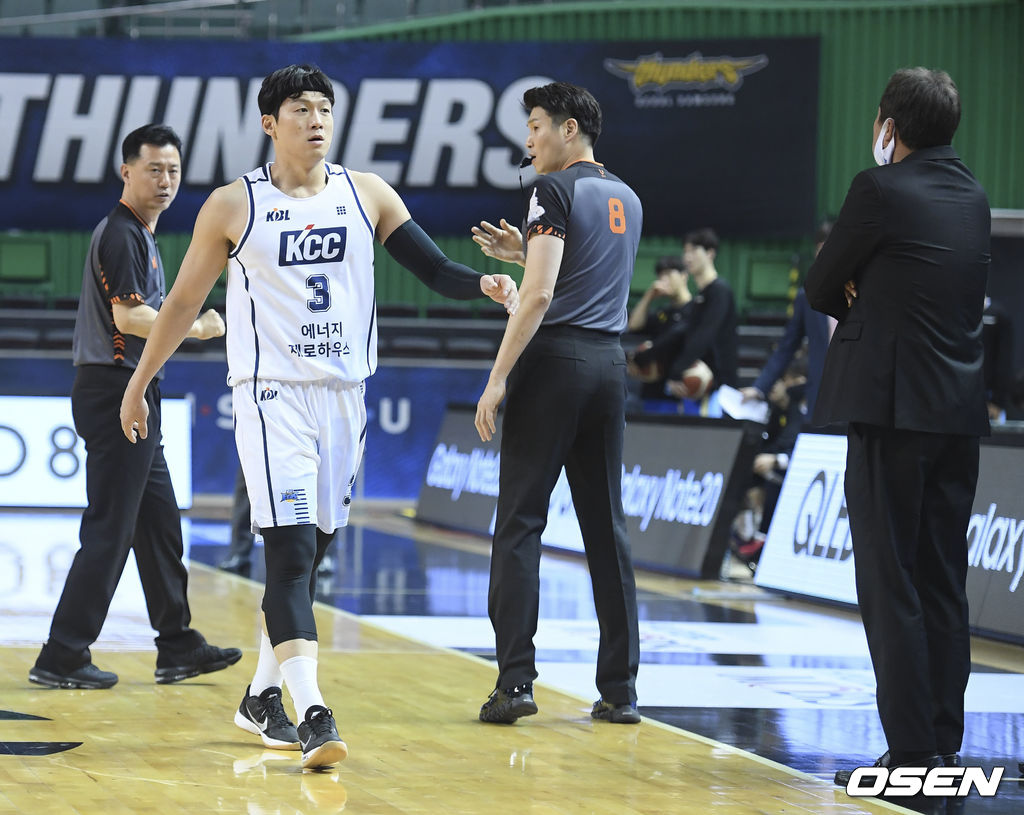 KCC  이정현이 삼성 이관희와 충돌한 뒤 벤치로 들어가고 있다. /cej@osen.co.kr