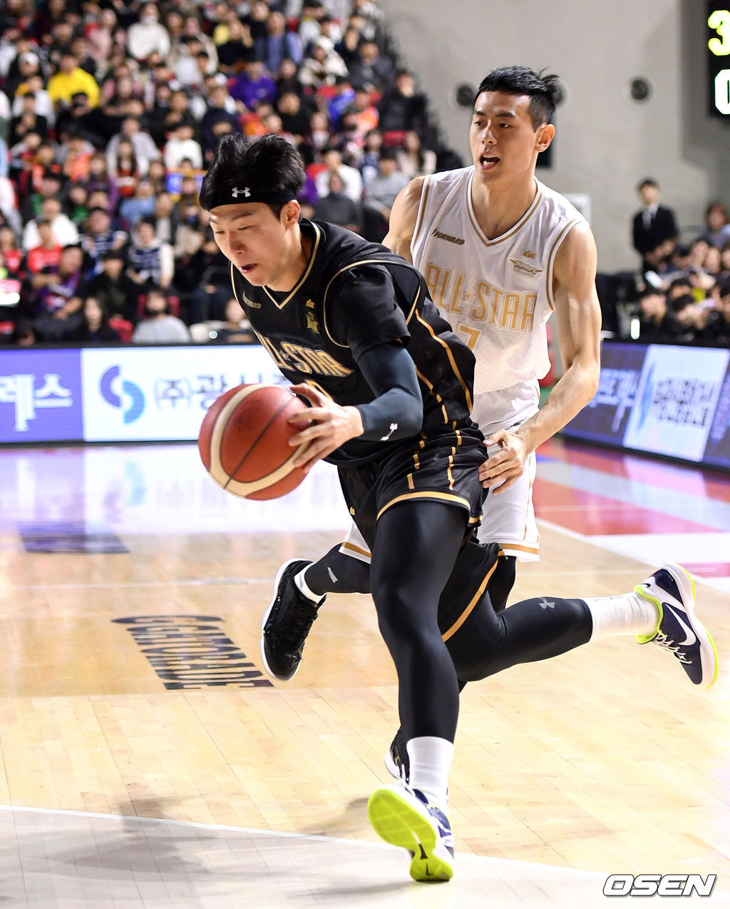 2019-2020 현대모비스 프로농구 올스타전에서 1쿼터 이정현과 이관희가 볼다툼을 하고 있다. /sunday@osen.co.kr