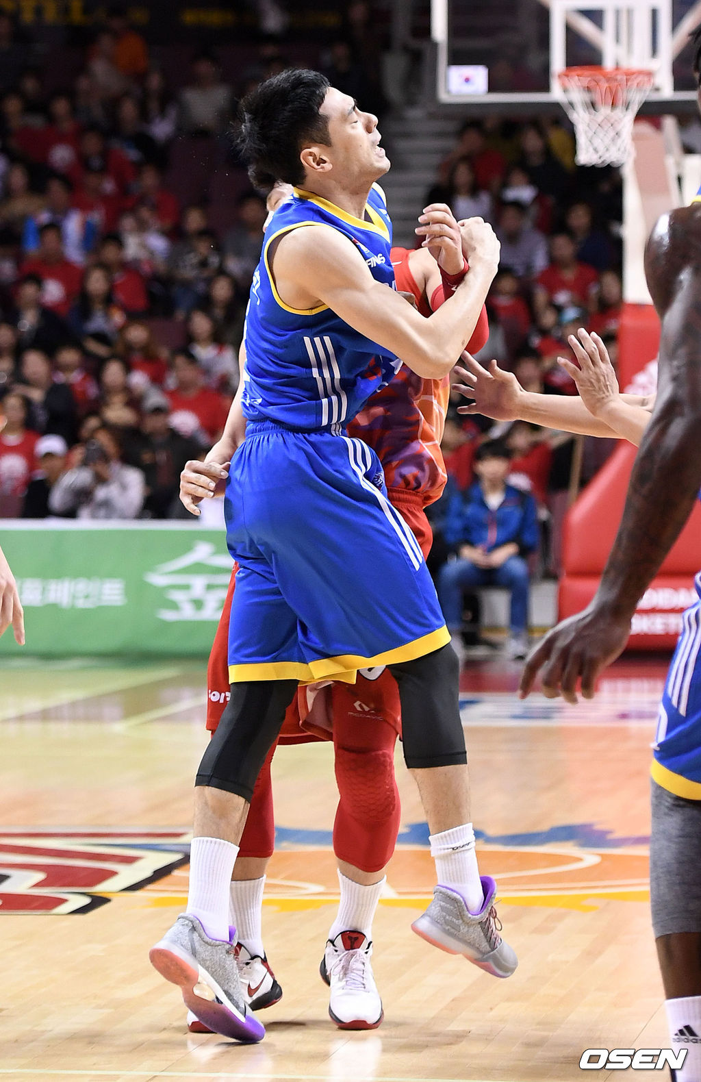 2017 프로농구 챔피언결정전 2차전 경기서 1쿼터 삼성 이관희가 KGC 이정현을 밀고 있다. /sunday@osen.co.kr