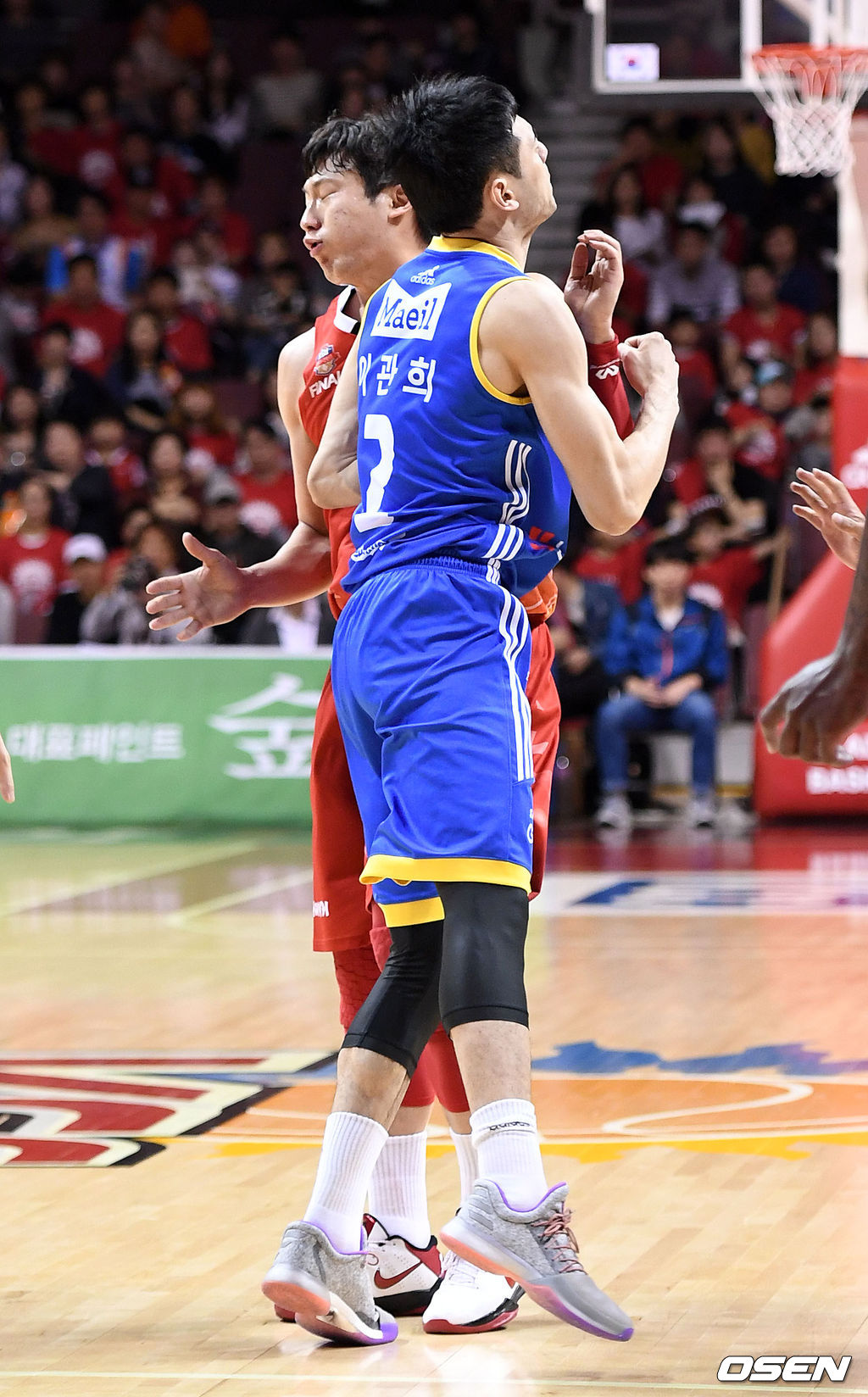 2017 프로농구 챔피언결정전 2차전 경기서 1쿼터 삼성 이관희가 KGC 이정현을 밀고 있다. /sunday@osen.co.kr