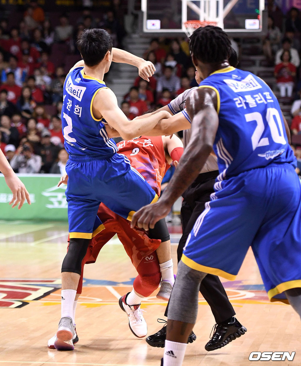 2017 프로농구 챔피언결정전 2차전 경기서 1쿼터 삼성 이관희가 KGC 이정현을 밀고 있다. /sunday@osen.co.kr