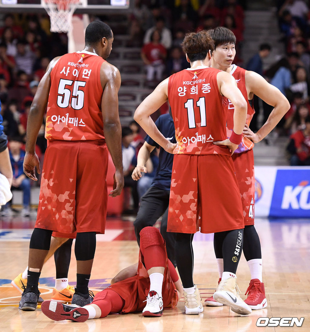 2017 프로농구 챔피언결정전 2차전 경기서 1쿼터 KGC 이정현을 삼성 이관희의 반칙에 쓰러져 있다. /sunday@osen.co.kr