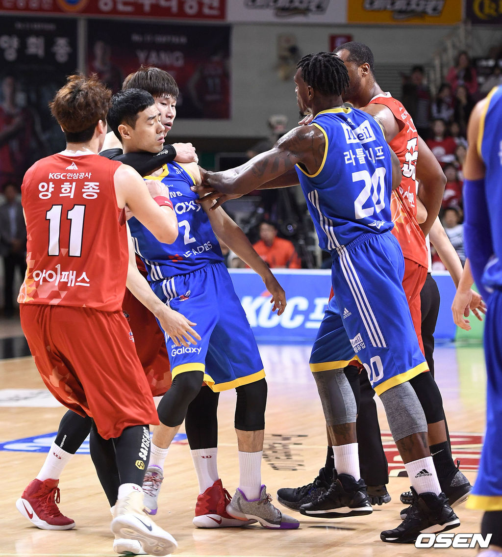 2017 프로농구 챔피언결정전 2차전 경기서 1쿼터 양팀 선수들이 삼성 이관희와 KGC 이정현의 충돌을 말리고 있다. /sunday@osen.co.kr