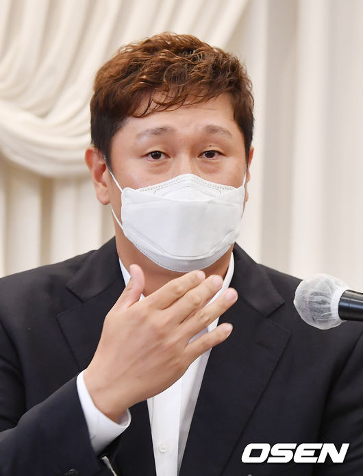 이대호가 기자회견장에서 입장을 밝히고 있다./ rumi@osen.co.kr