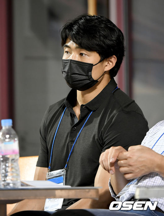 22일 오후 서울 양천구 목동야구장에서 '제74회 황금사자기 전국고교야구대회 겸 주말리그 왕중왕전' 결승전이 열렸다.22일 오후 서울 양천구 목동야구장에서 '제74회 황금사자기 전국고교야구대회 겸 주말리그 왕중왕전' 결승전이 열렸다.8회말 롯데 성민규 단장이 경기를 지켜보고 있다./ksl0919@osen.co.kr