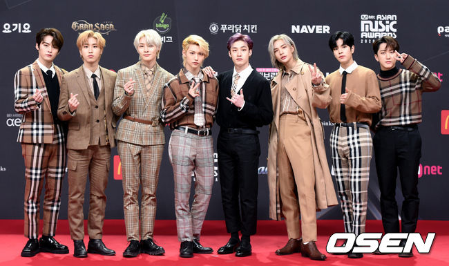 [OSEN=사진팀] 6일 오후 2020 엠넷 아시안 뮤직 어워즈(2020 MAMA) 레드카펫 행사가 열렸다. <br /><br />그룹 스트레이키즈(Stray KIds)가 포토타임을 갖고 있다./photo@osen.co.kr<br /><br />[사진] CJ ENM 제공