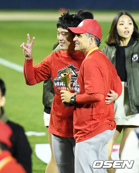 2018년 SK 한국시리즈 우승 후 노수광(왼쪽)이 힐만 감독과 사진을 찍고 있다. /jpnews@osen.co.kr