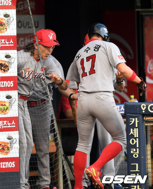 노수광이 득점에 성공하며 힐만 감독과 기뻐하고 있다. /jpnews@osen.co.kr