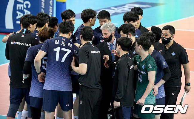 대한항공이 2라운드에서 패했던 상대 한국전력을 다시 만나 설욕에 성공했다.대한항공은 6일 인천 계양체육관에서 열린 도드람 2020~2021 V-리그 남자부 3라운드 한국전력과 홈경기에서 세트 스코어 3-1(27-29, 25-17, 25-21, 20-25, 15-11)로 승리했다.경기 종료 후 대한항공 로베르토 감독과 선수들이 기쁨을 나누고 있다./ksl0919@osen.co.kr