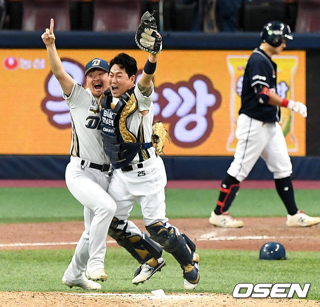 9회초 마운드에 올라 우승을 확정지은 NC 투수 원종현과 포수 양의지가 포옹하며 기뻐하고 있다. / dreamer@osen.co.k