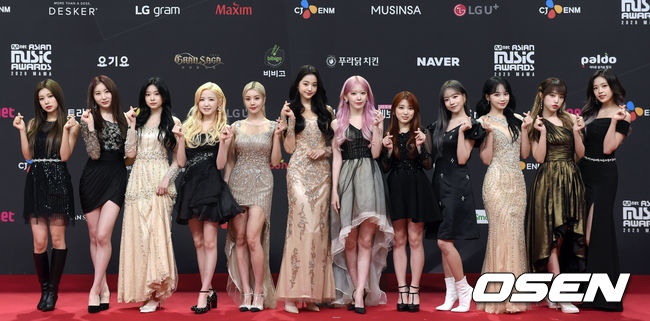 [OSEN=사진팀] 6일 오후 2020 엠넷 아시안 뮤직 어워즈(2020 MAMA) 레드카펫 행사가 열렸다. <br /><br />그룹 아이즈원(IZ*ONE)이 포토타임을 갖고 있다./photo@osen.co.kr<br /><br />[사진] CJ ENM 제공