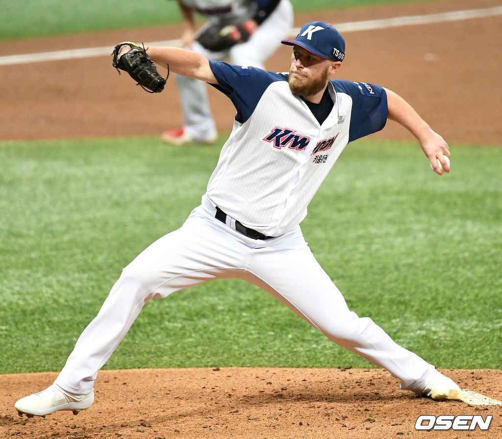 키움 선발 요키시가 힘차게 공을 뿌리고 있다. / dreamer@osen.co.kr