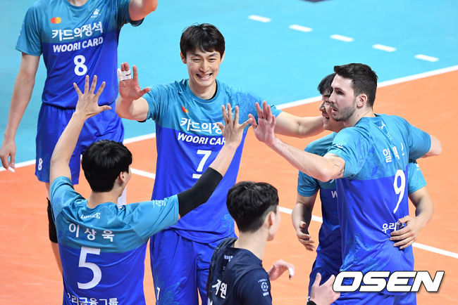 1세트 득점에 성공한 우리카드 선수들이 환호하고 있다./sunday@osen.co.kr