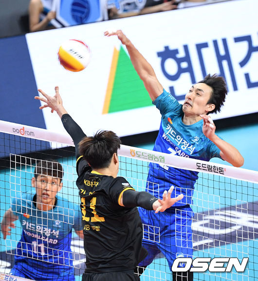 2세트 우리카드 하현용이 KB손해보험의 블로킹 벽을 피해 공격을 시도하고 있다./sunday@osen.co.kr
