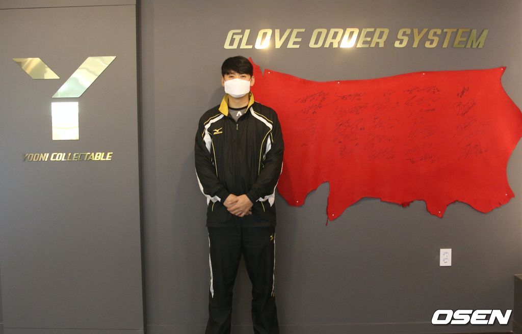 2020시즌을 끝으로 17년간 프로 생활을 정리한 윤희상(35, 전 SK 와이번스)이 팬의 마음으로 후배들을 응원하기 시작했다.